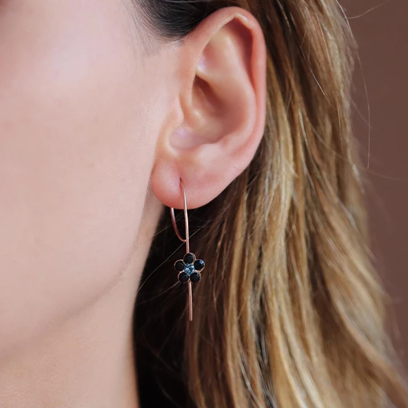 Çiçek Siyah Swarovski Taşlı Rose Gold Kaplama Gümüş Çengel Küpe - Resim 3