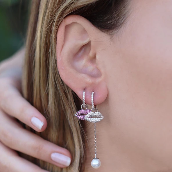 Pembe Zirkon Taşlı Dudak Figürlü Sallantılı İnci Gümüş Küpe ürün görseli 1