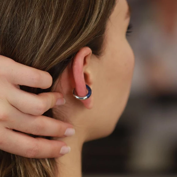 Yuvarlak Mavi Zirkon Taşlı Gümüş Kıkırdak Küpe - Resim 2