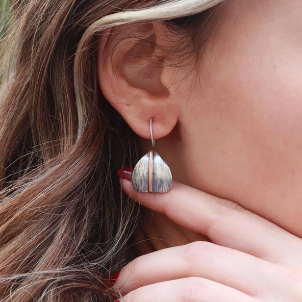 Üçgen Model Otantik EL İşi Rose Gold Çizgili Gümüş Küpe ürün görseli 1