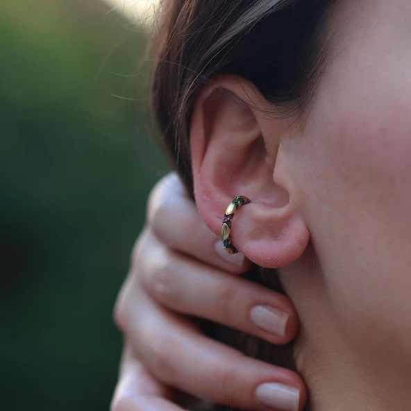 Renkli Zirkon Taşlı Yuvarlak Gold Kaplama Gümüş Kıkırdak Küpe ürün görseli 1