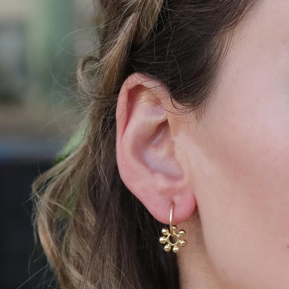 Mini Çiçek Modeli Gold Kaplama Gümüş Küpe ürün görseli 1