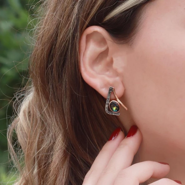 Mistik Topaz Taşlı EL İşi Rose Gold Çizgili Otantik Gümüş Küpe ürün görseli 1