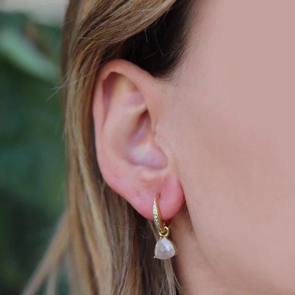 Beyaz Kuvars Taşlı Gold Kaplama Damla Gümüş Küpe - Resim 3