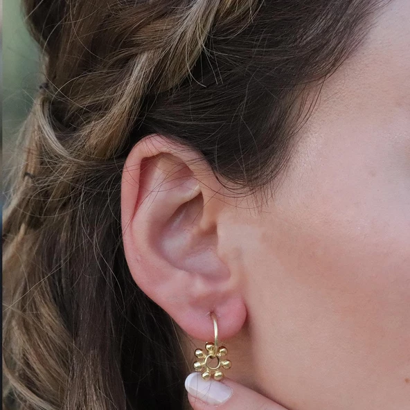 Mini Çiçek Modeli Gold Kaplama Gümüş Küpe - Resim 2