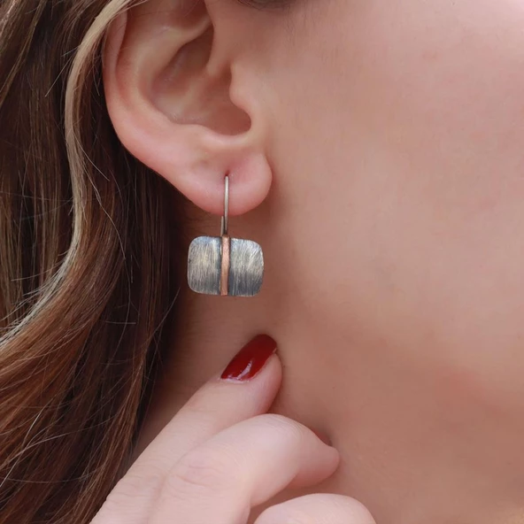 Dikdörtgen El İşi Otantik Rose Gold Çizgili Gümüş Küpe ürün görseli 1