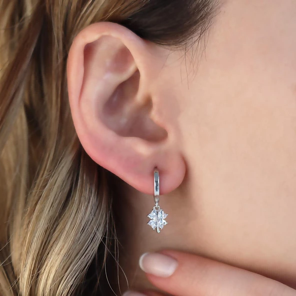 Zirkon Taşlı Yonca Gümüş Küpe ürün görseli 1