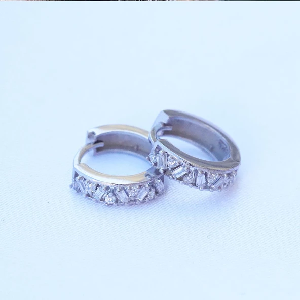 Çapraz Mini Baget Taşlı Gümüş Halka Küpe - Resim 3