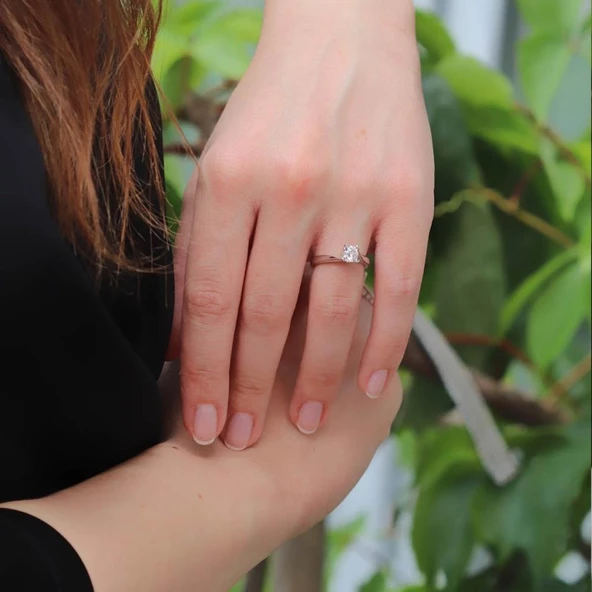 Starlight Diamond Çapraz Yuvarlak Kesim Pırlanta Montür Gümüş Tek Taş Yüzük ürün görseli 1