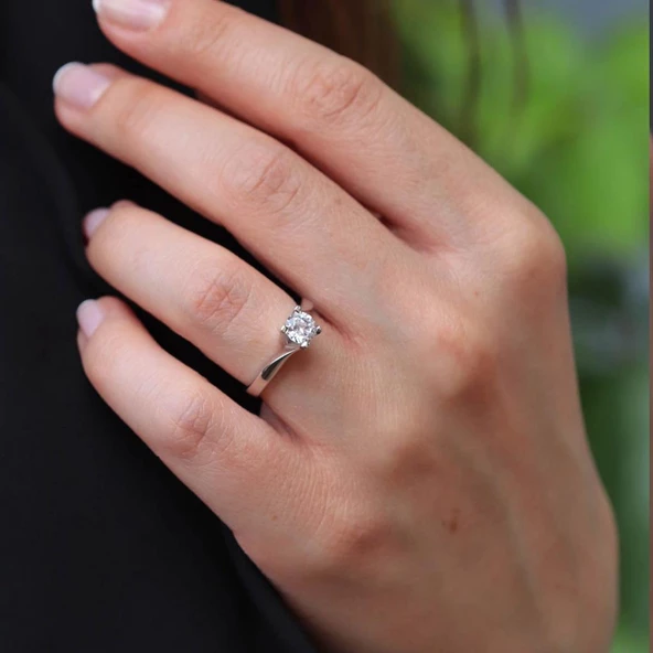 Starlight Diamond Çapraz Yuvarlak Kesim Pırlanta Montür Gümüş Tek Taş Yüzük - Resim 4