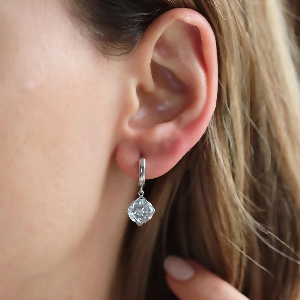 Pırlanta Modeli Zirkon Taşlı Gümüş Küpe - Resim 3