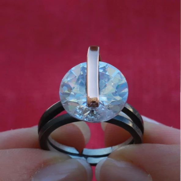 Zirkon Taşlı Yuvarlak Gold Çizgili Gümüş Yüzük - Resim 2