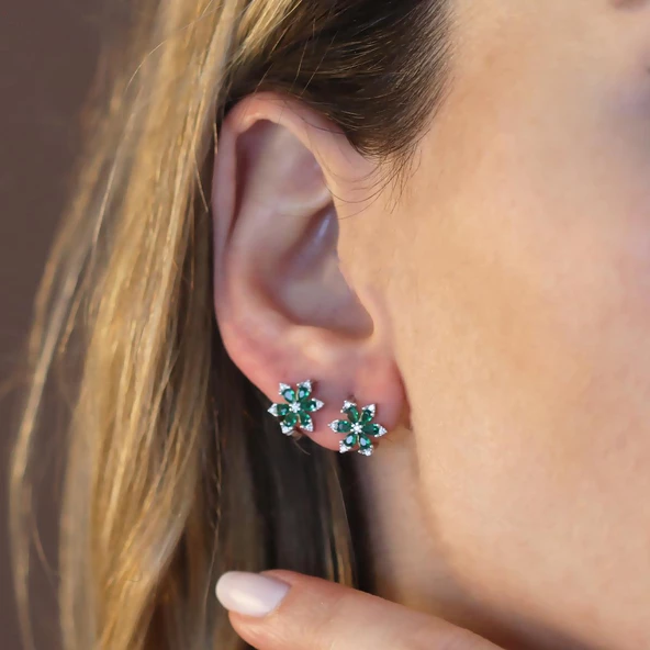 Yeşil Taşlı Mini Lotus Çiçeği Gümüş Küpe ürün görseli 1