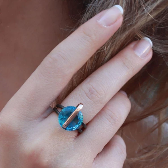 Aquamarin Taşlı Yuvarlak Gold Çizgili Gümüş Yüzük ürün görseli 1