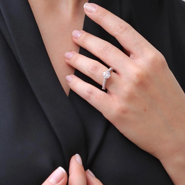 Starlight Diamond Gümüş İşlemeli Yuvarlak Kesim Tek Taş Gümüş Yüzük - Resim 3