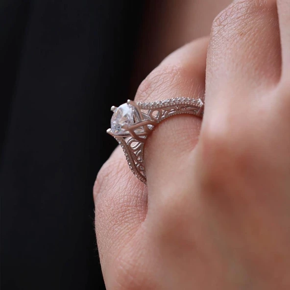 Starlight Diamond Gümüş İşlemeli Yuvarlak Kesim Tek Taş Gümüş Yüzük ürün görseli 1