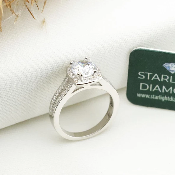Çift Sıra Taş Geçişli Yanları Pırıltılı Taşlarla Süslenmiş Starlight Diamond Tektaş Gümüş Yüzük - Resim 2