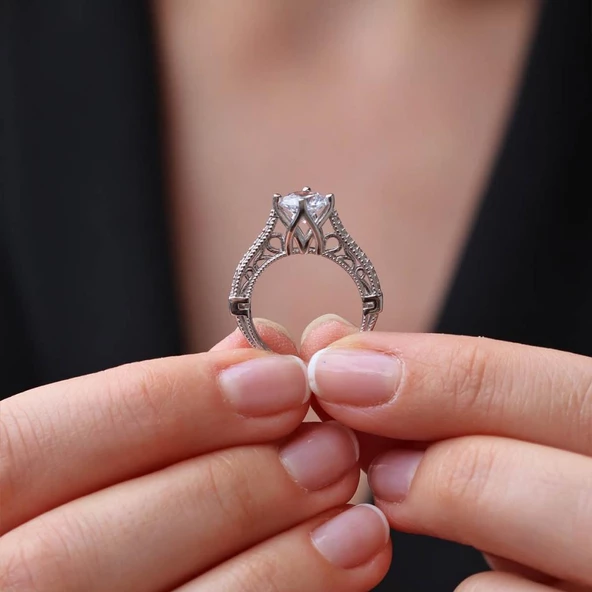 Starlight Diamond Gümüş İşlemeli Yuvarlak Kesim Tek Taş Gümüş Yüzük - Resim 2