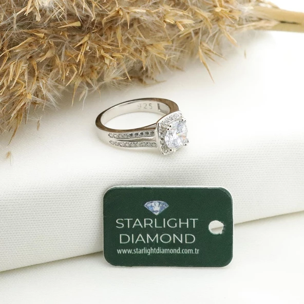 Çift Sıra Taş Geçişli Yanları Pırıltılı Taşlarla Süslenmiş Starlight Diamond Tektaş Gümüş Yüzük - Resim 3