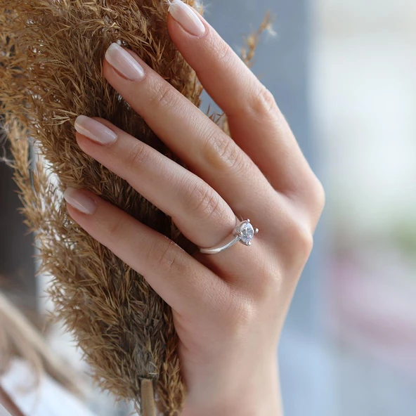 V Montür 4 Tırnaklı Starlight Diamond Gümüş Yüzük ürün görseli 1