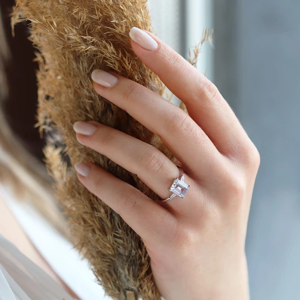 Emerald Kesim Yanları Taşlı Starlight Diamond Gümüş Yüzük ürün görseli 1