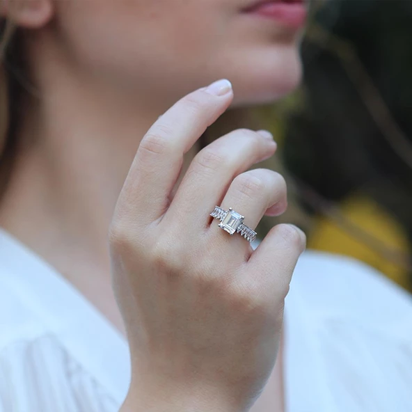 Ortası Baget Taşlı Mini Mekik Modeli Starlight Diamond Gümüş Yüzük - Resim 2