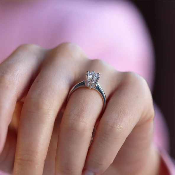 Starlight Diamond 6 Tırnaklı Tek Taş Gümüş Yüzük - Resim 3