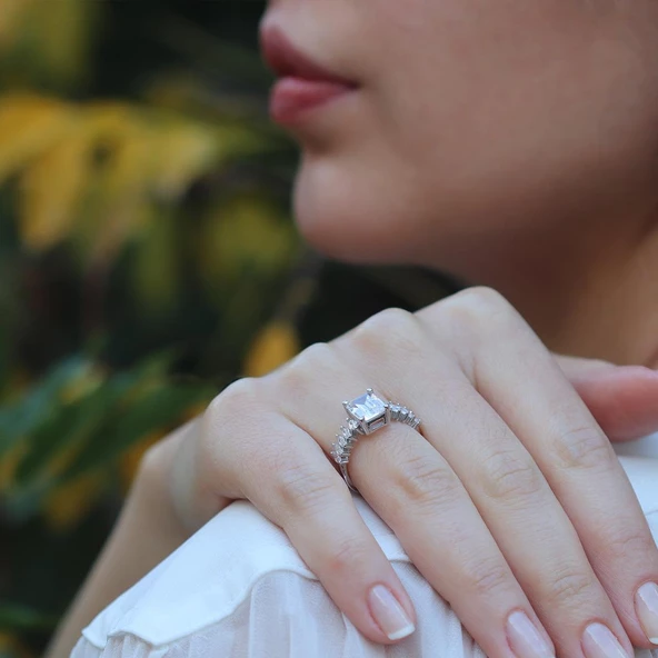 Ortası Baget Taşlı Mini Mekik Modeli Starlight Diamond Gümüş Yüzük - Resim 4