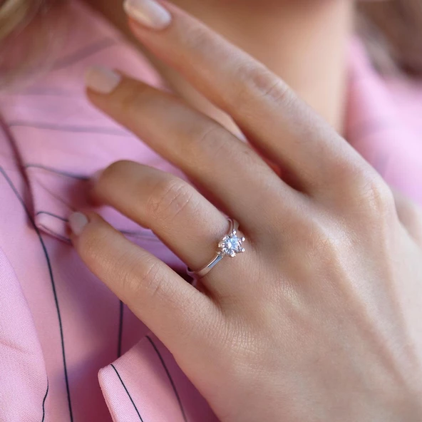 Starlight Diamond 6 Tırnaklı Tek Taş Gümüş Yüzük ürün görseli 1