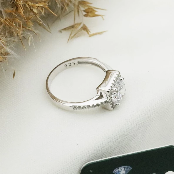 Yanları Pırıltılı Taşlarla Süslenmiş Kare 3.00 ct Starlight Diamond Tektaş - Resim 2