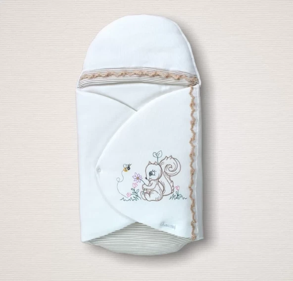 Yenidoğan Minik Sincap Nakışlı Kundak Kız Bebek Battaniyesi Ekru ürün görseli