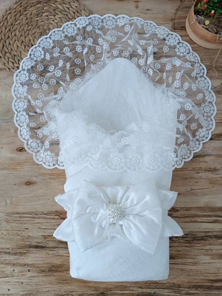 Yenidoğan Ay Işığı Papatya Dantelli Taşlı Fiyonk Bebek Battaniyesi Kundak Ekru ürün görseli