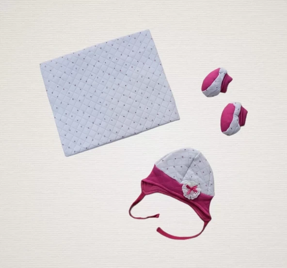 Yenidoğan Baskılı Double Face Şapka Ve Patikli 3lü Bebek Battaniye Takımı Fuşya ürün görseli