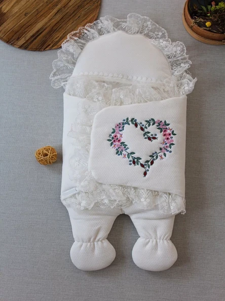 Yenidoğan Kapitone Anadolunun Kalbi Nakışlı Ayaklı Kız Erkek Bebek Battaniyesi Ekru ürün görseli