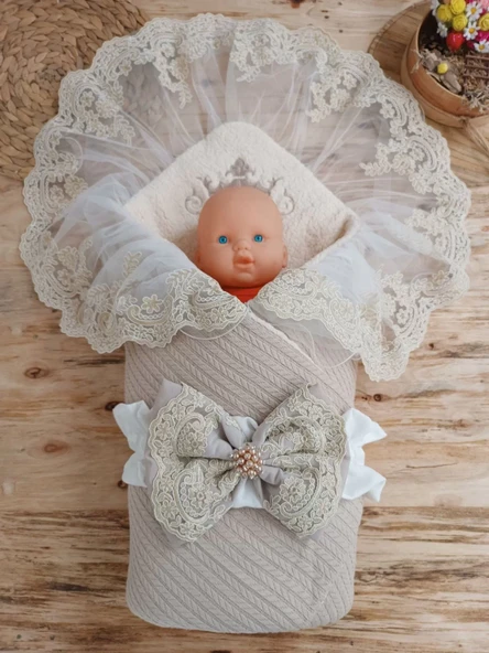 Yenidoğan Kuzulu Taç Nakış Güpürlü Fiyonklu Duvaklı Prizma Taş Unisex Kundak Bebek Battaniyesi Bej - Resim 2