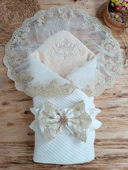 Yenidoğan Kuzulu Taç Nakış Güpürlü Fiyonklu Duvaklı Prizma Taş Unisex Kundak Bebek Battaniyesi Ekru ürün görseli