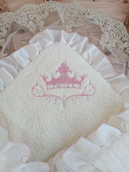 Yenidoğan Wool Yün Kumaş Taç Nakışlı Güpür Duvaklı Fiyonk Prizma Taş Unisex Kundak Bebek Battaniyesi Pembe - Resim 6