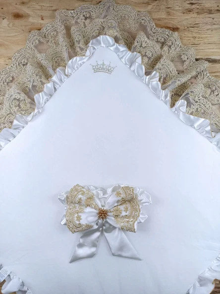 Sahra Taç Nakışlı İnci Ve Dantel Fiyonklu Çift Dantel Duvaklı Trilüks Kundak Bebek Battaniyesi Gold - Resim 4