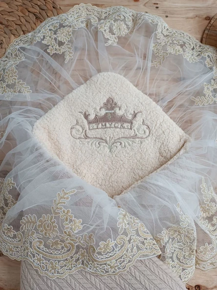 Yenidoğan Kuzulu Taç Nakış Güpürlü Fiyonklu Duvaklı Prizma Taş Unisex Kundak Bebek Battaniyesi Bej - Resim 4