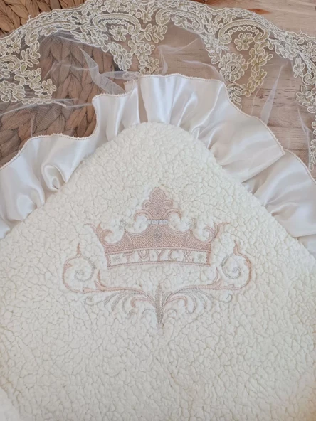 Yenidoğan Wool Yün Kumaş Taç Nakışlı Güpür Duvaklı Fiyonk Prizma Taş Unisex Kundak Bebek Battaniyesi Bej - Resim 6