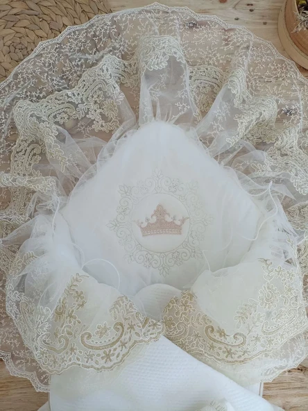 Yenidoğan Sahra Taç Nakışlı Plazma Taşlı Güpürlü Fiyonklu Duvaklı Trilüks Kundak Bebek Battaniyesi Sütlü Kahve - 3