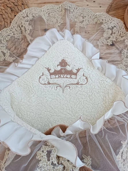 Yenidoğan Wool Yün Kumaş Taç Nakışlı Güpür Duvaklı Fiyonk Prizma Taş Unisex Kundak Bebek Battaniyesi Kahverengi - Resim 6