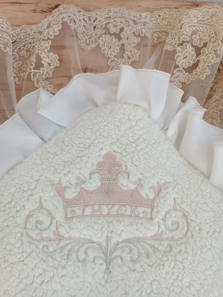 Yenidoğan Wool Yün Kumaş Taç Nakışlı Güpür Duvaklı Fiyonk Prizma Taş Unisex Kundak Bebek Battaniyesi Bej - Resim 5