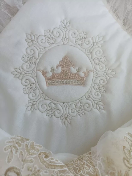 Yenidoğan Sahra Taç Nakışlı Plazma Taşlı Güpürlü Fiyonklu Duvaklı Trilüks Kundak Bebek Battaniyesi Ekru - Resim 4