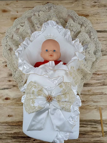 Sahra Taç Nakışlı İnci Ve Dantel Fiyonklu Çift Dantel Duvaklı Trilüks Kundak Bebek Battaniyesi Gold - Resim 2