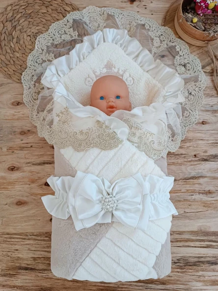 Yenidoğan Wool Yün Kumaş Taç Nakışlı Güpür Duvaklı Fiyonk Prizma Taş Unisex Kundak Bebek Battaniyesi Bej - Resim 2