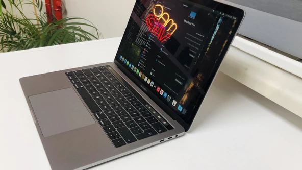 A1989 MACBOOK PRO 13 2019 2.8GHZ İ7 16GB RAM 1TB SSD ÇOK TEMİZ