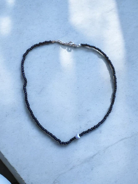 Siyah Kum Boncuk Unisex Kolye Kalp Detaylı Zarif Kum Boncuk Kolye