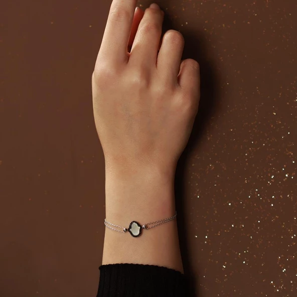 Siyah Zirkon Taş Çerçeveli Sedef Taşlı Fatma Ana El Figürlü Gümüş Bileklik - Resim 2