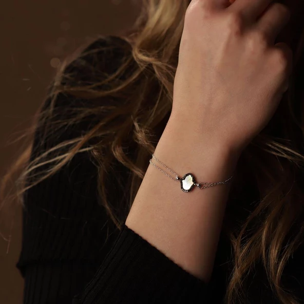 Siyah Zirkon Taş Çerçeveli Sedef Taşlı Fatma Ana El Figürlü Gümüş Bileklik ürün görseli 1